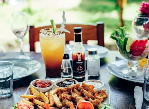 Mariscos fritos con cóctel — restaurante Nambí Lodge