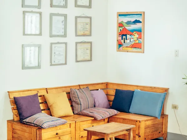 Sala de estar de Nambí Lodge con sofá de madera y arte