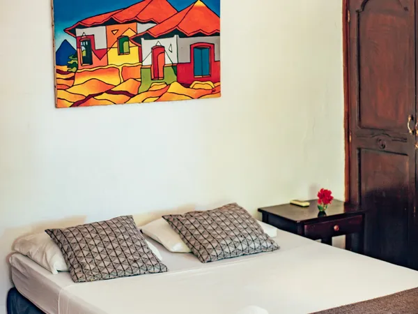 Habitación triple con arte nicaragüense — Nambí Lodge