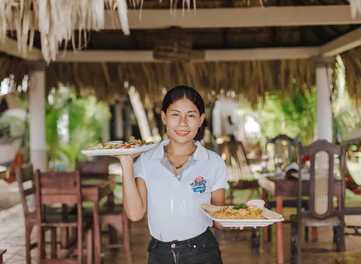 Servicio en el restaurante de Nambí Lodge