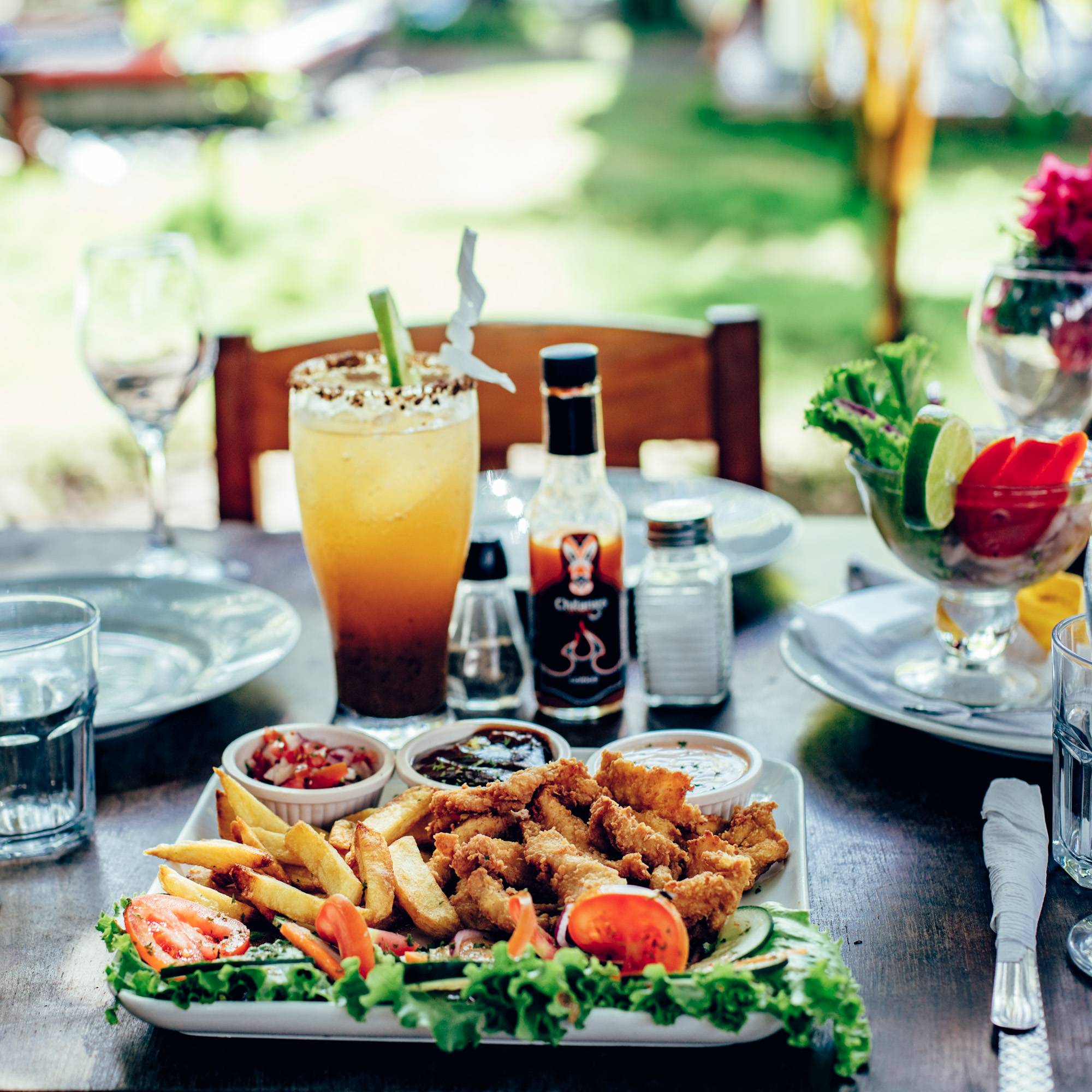 Mariscos fritos con cóctel — restaurante Nambí Lodge