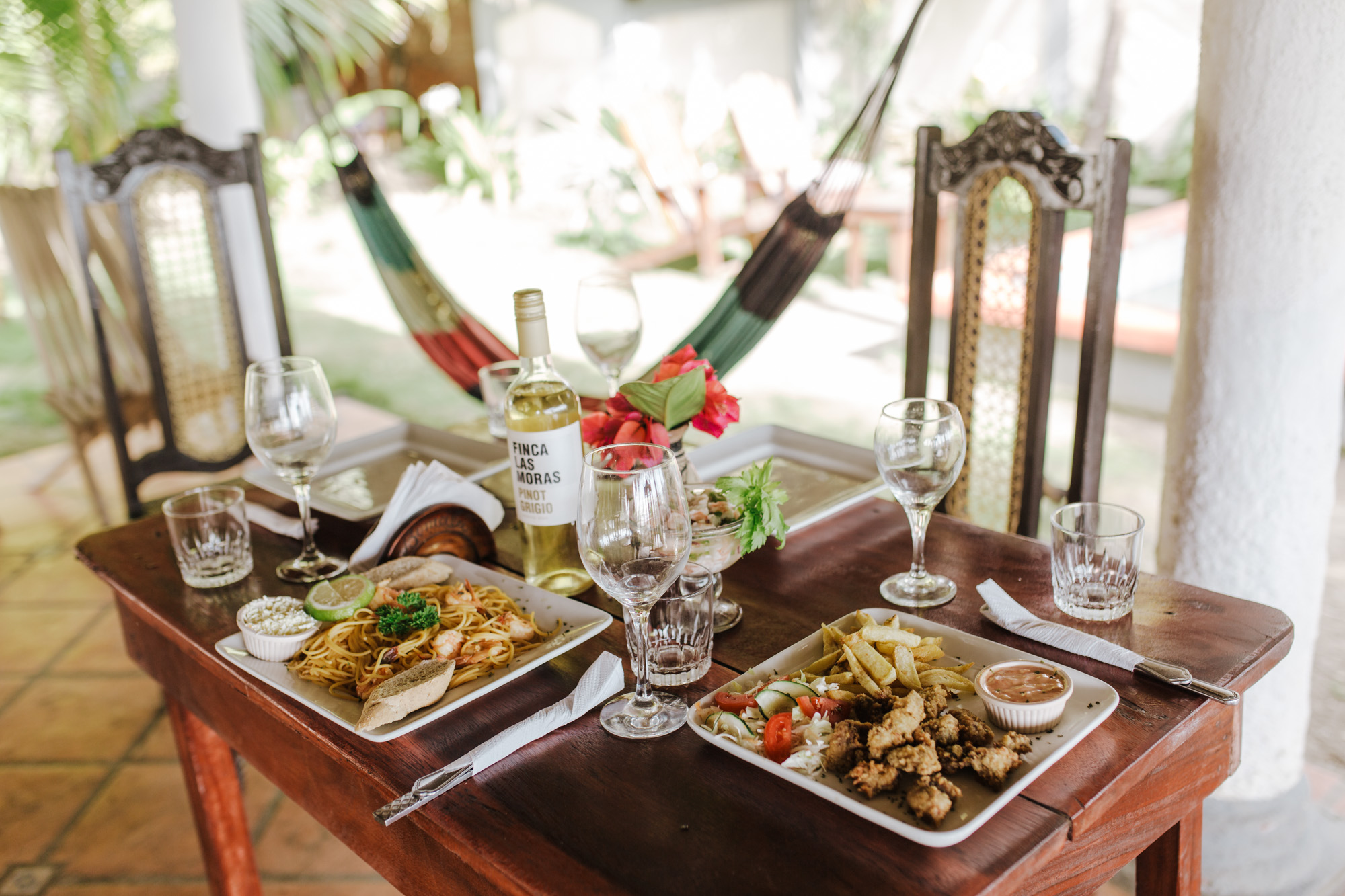 Mesa romántica con vino — Nambí Lodge Nicaragua