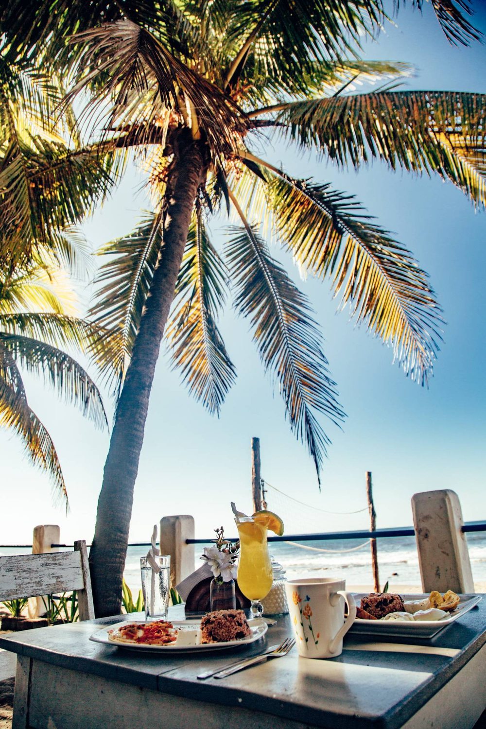 Desayuno frente al mar con palmera — Nambí Lodge Las Peñitas