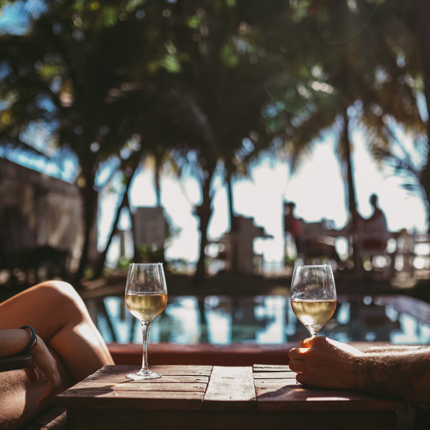 Copas de vino junto al mar — Nambí Lodge