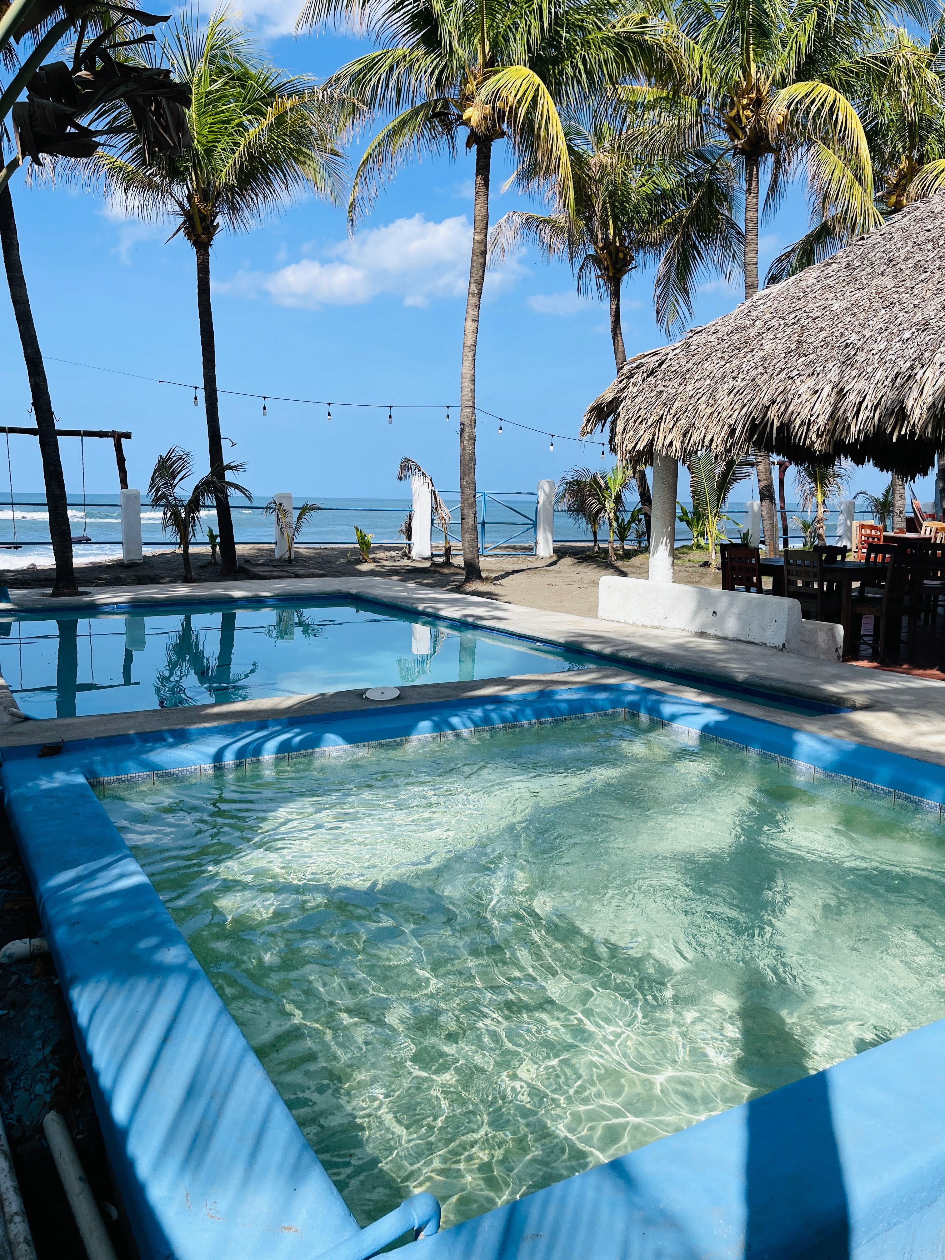 Piscina y jacuzzi frente al mar — Nambí Lodge Las Peñitas