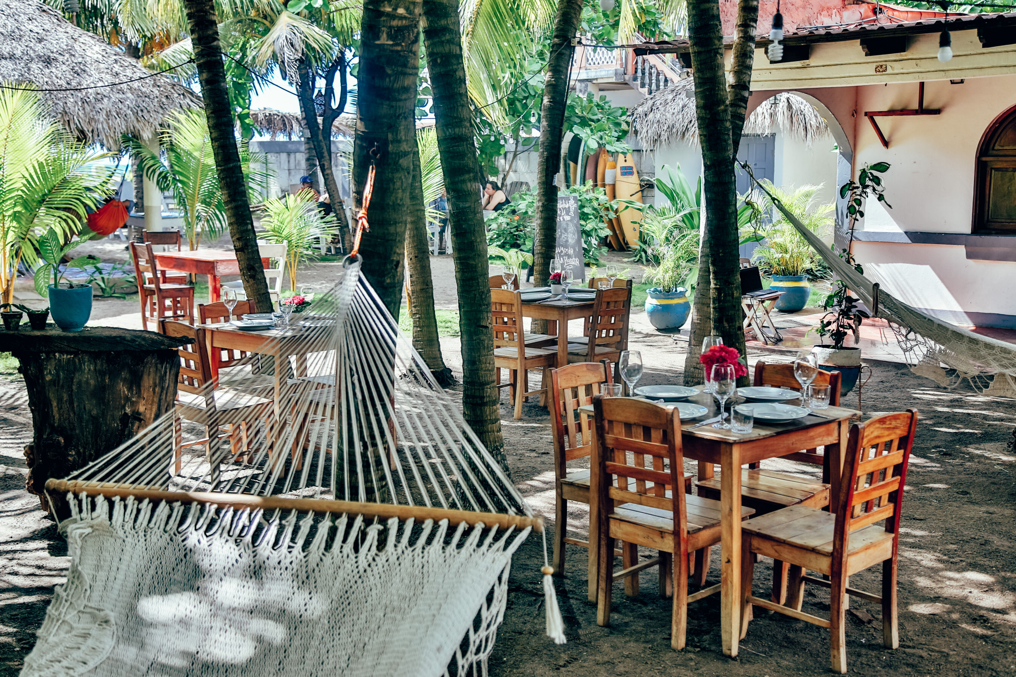 Terraza con hamacas — Nambí Lodge Las Peñitas