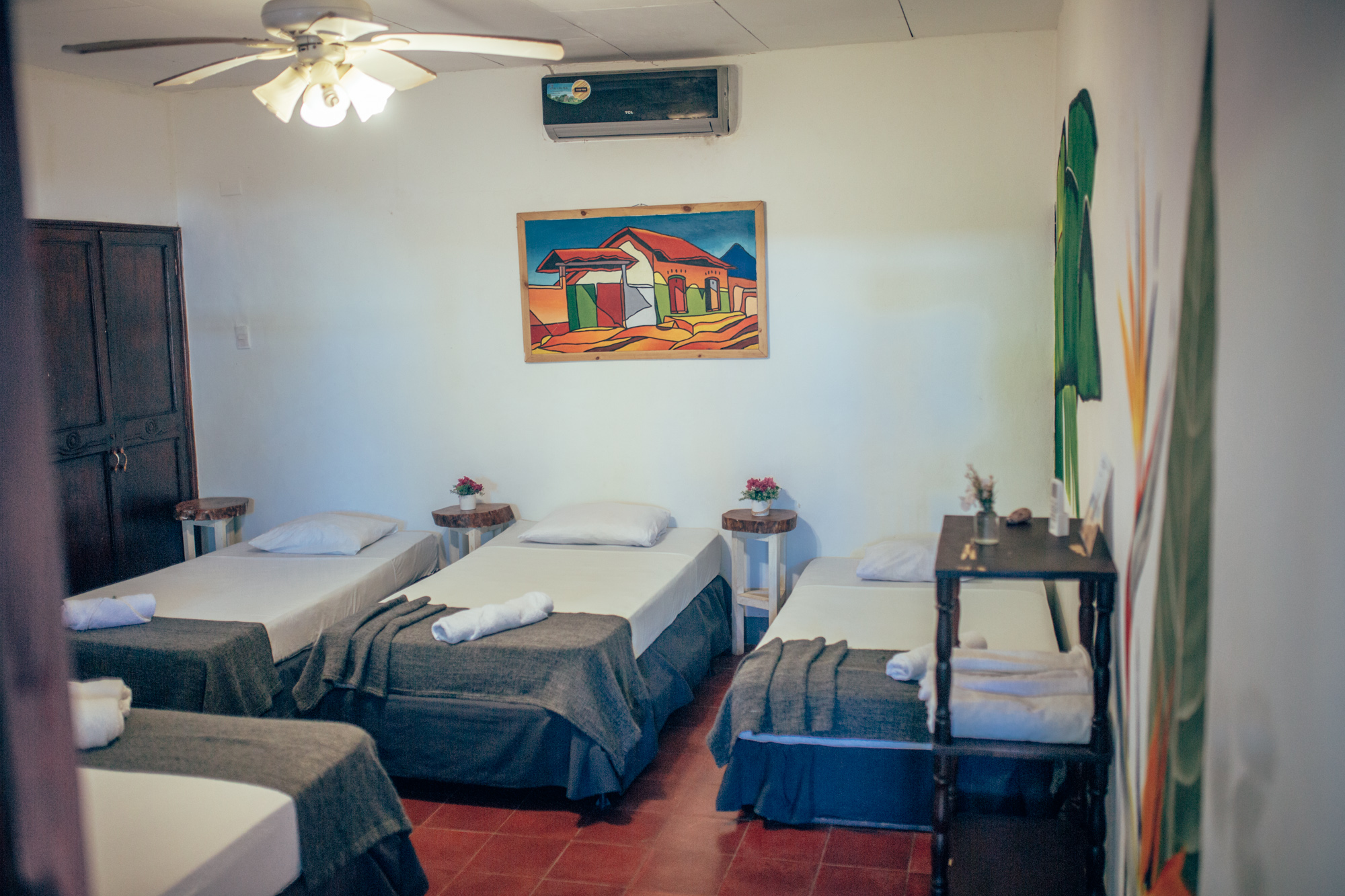 Habitación triple con arte nicaragüense — Nambí Lodge